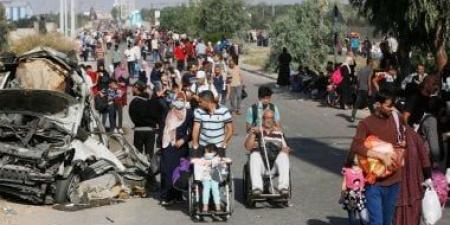 مئات الفلسطينيين ينزحون قسرا من حى الشجاعية شرق مدينة غزة - الآن نيوز